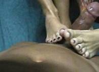 Dominas Cornea dando footjob