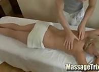 Massaggiatrice Toccando la sua vagina